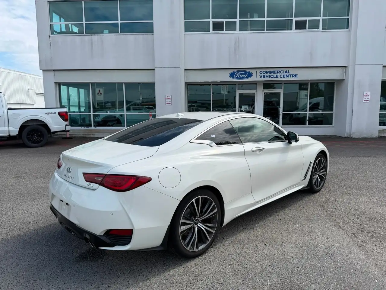 Infiniti Q60 снимка Infiniti Q60