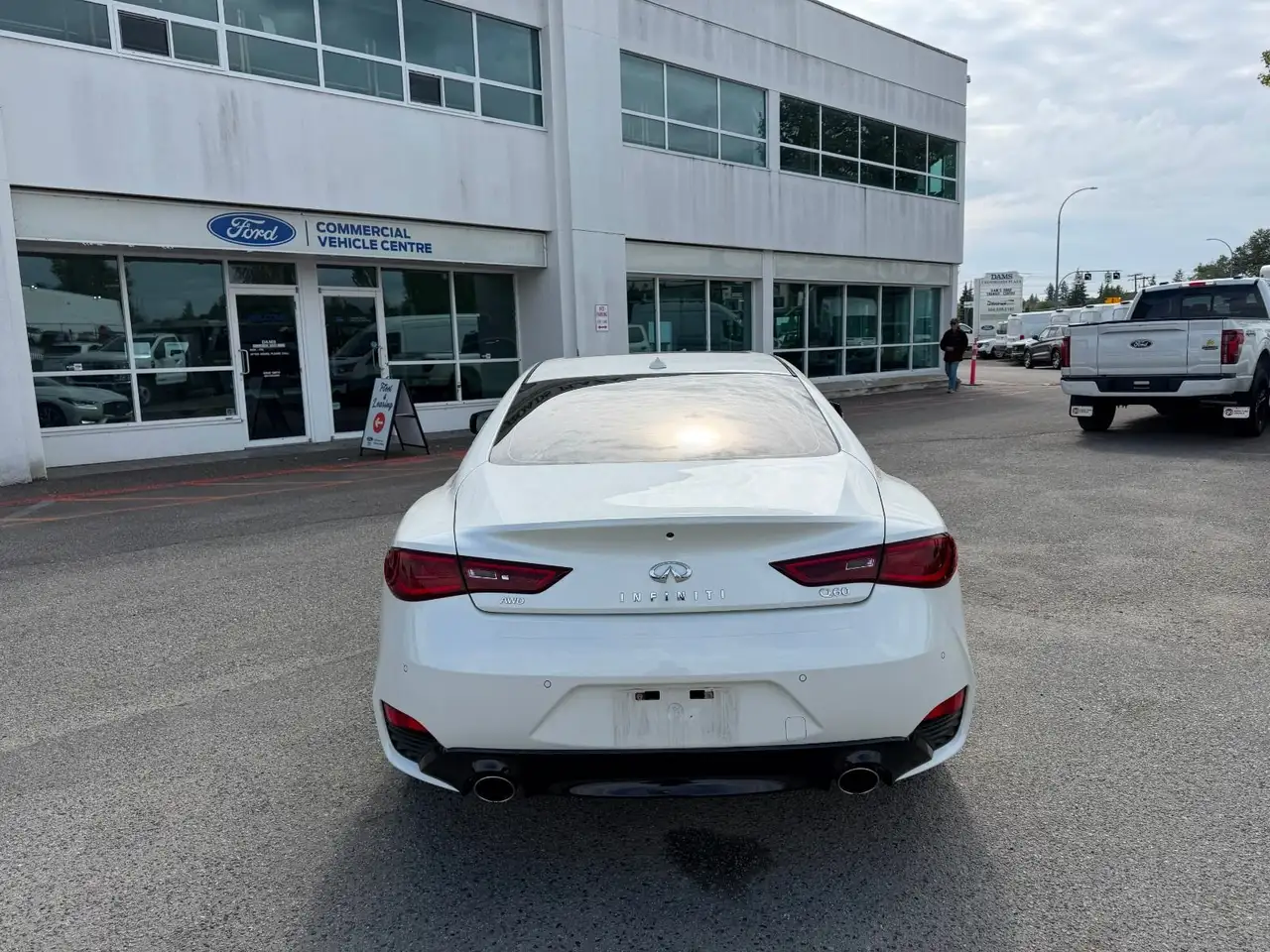 Infiniti Q60 снимка Infiniti Q60