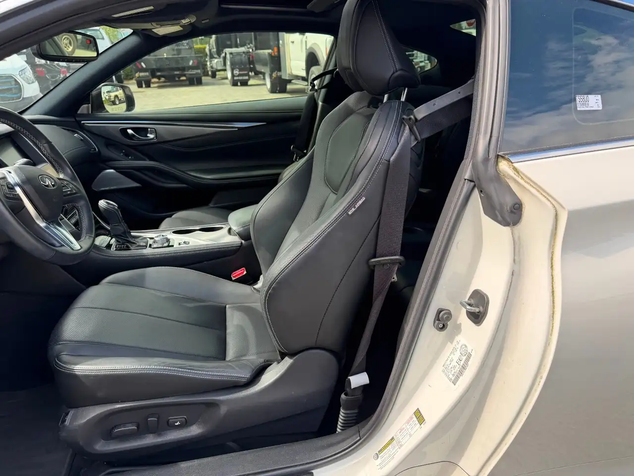 Infiniti Q60 снимка Infiniti Q60