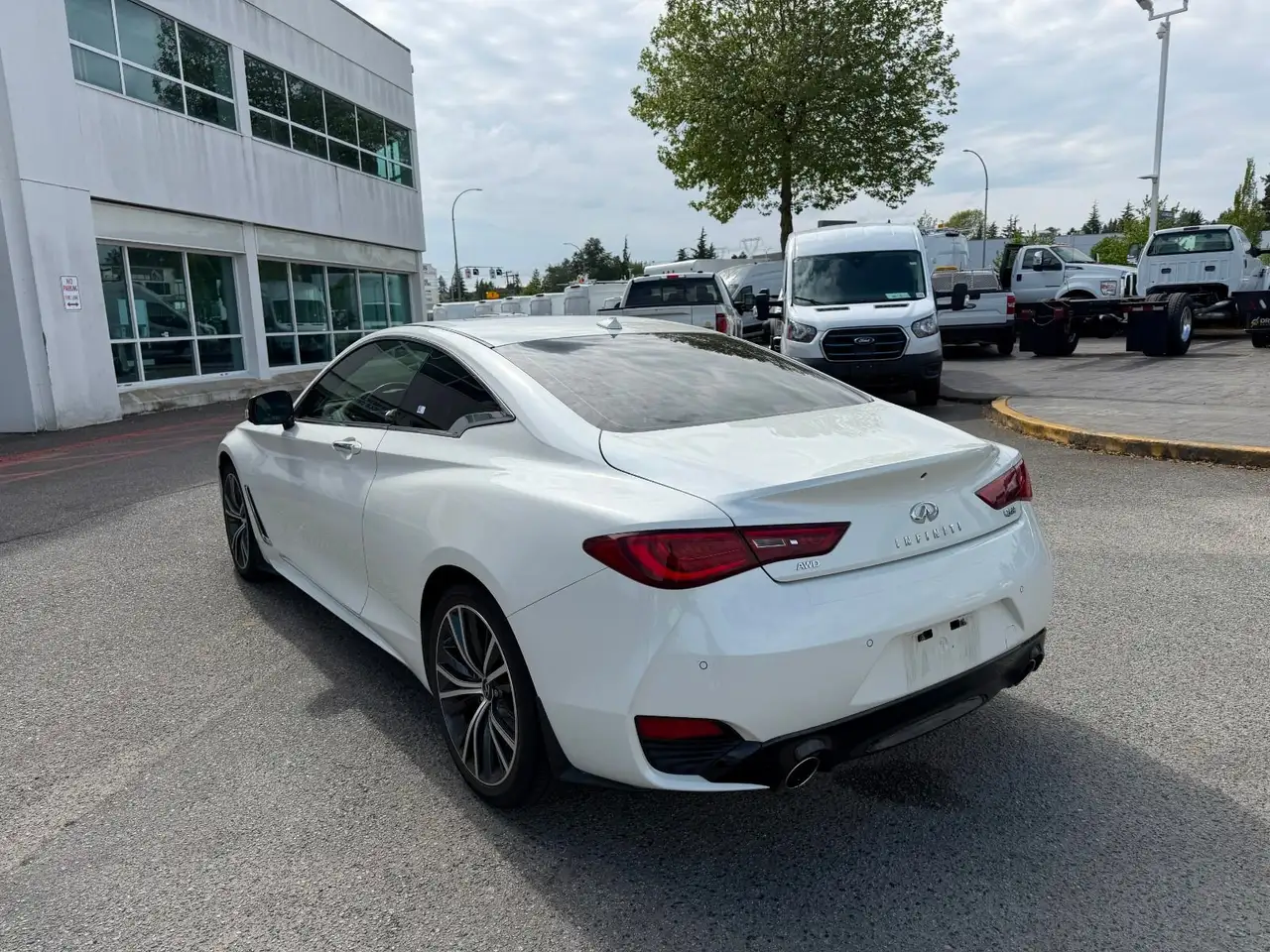 Infiniti Q60 снимка Infiniti Q60