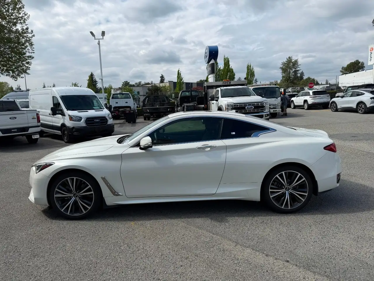 Infiniti Q60 снимка Infiniti Q60