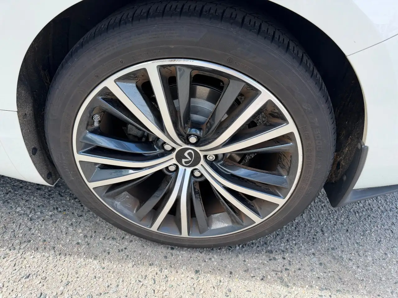 Infiniti Q60 снимка Infiniti Q60