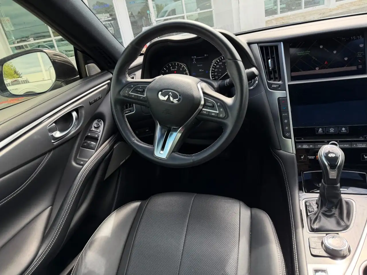 Infiniti Q60 снимка Infiniti Q60