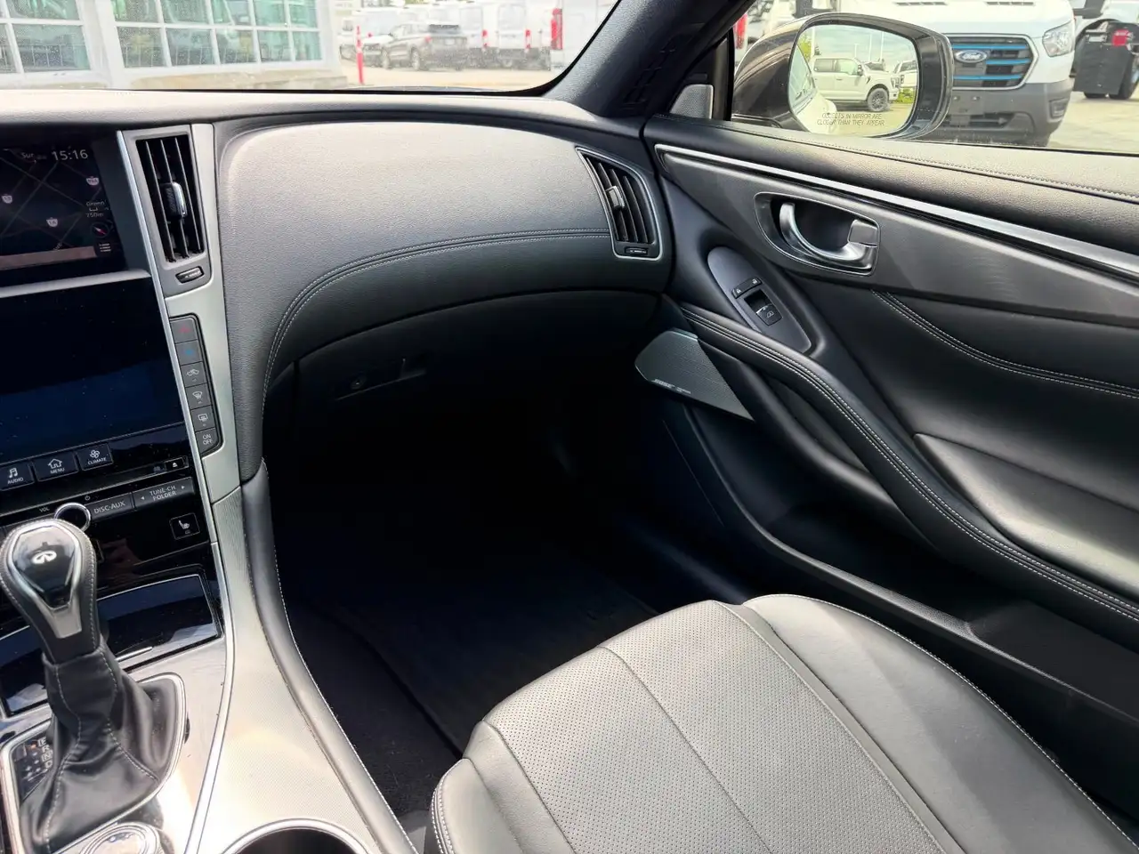 Infiniti Q60 снимка Infiniti Q60