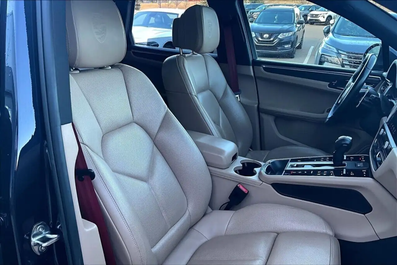 Porsche Macan photo Porsche Macan
