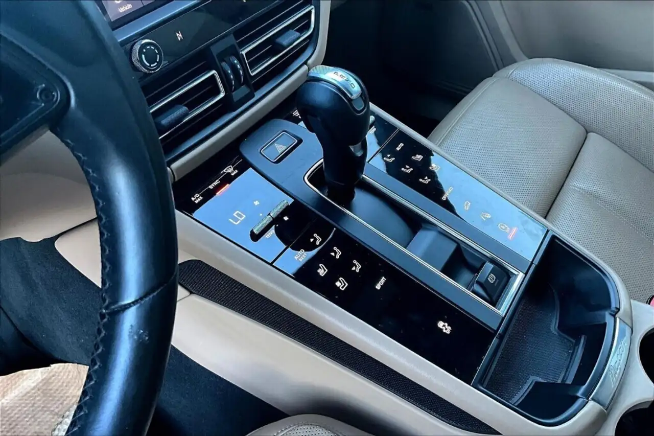 Porsche Macan photo Porsche Macan