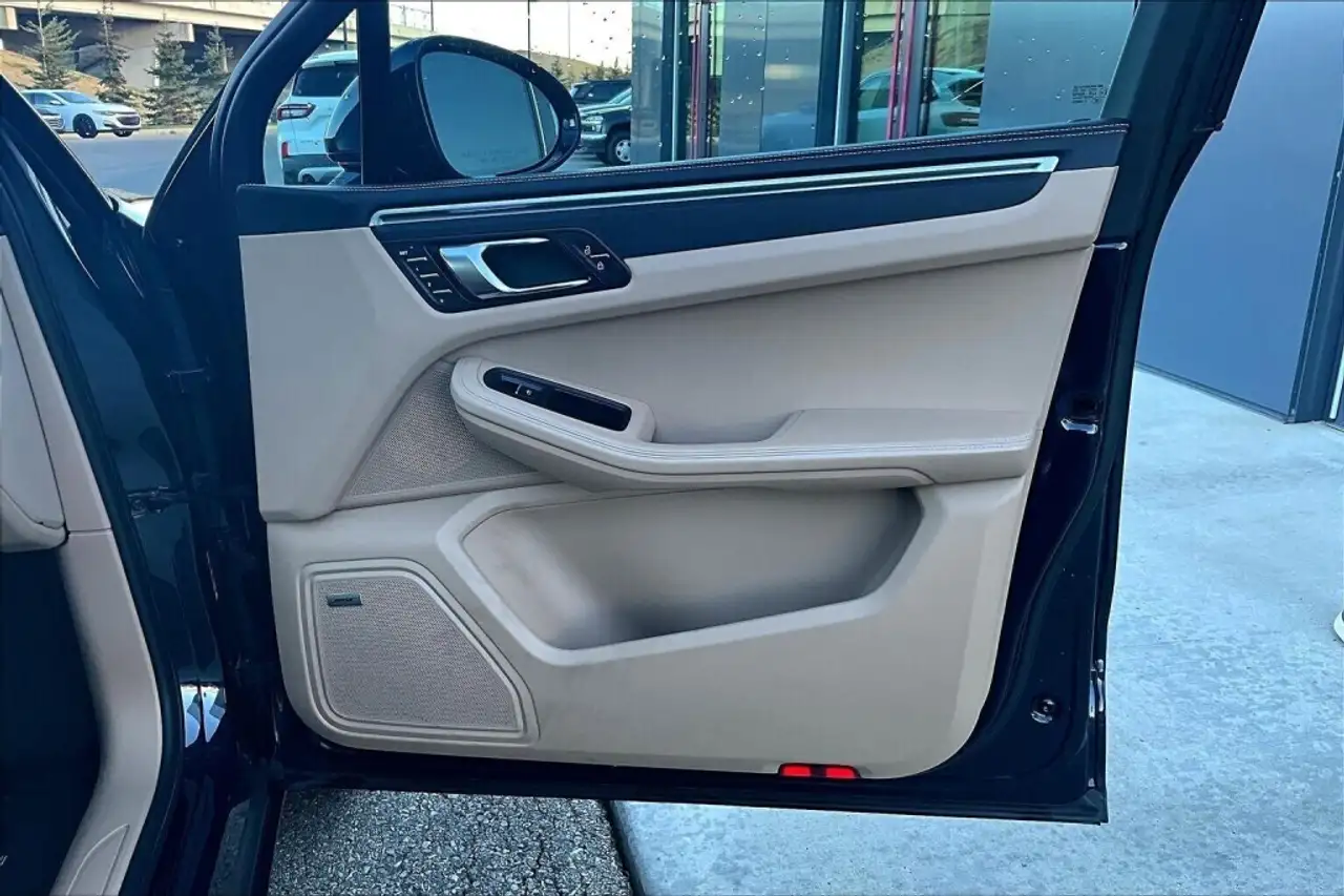 Porsche Macan photo Porsche Macan