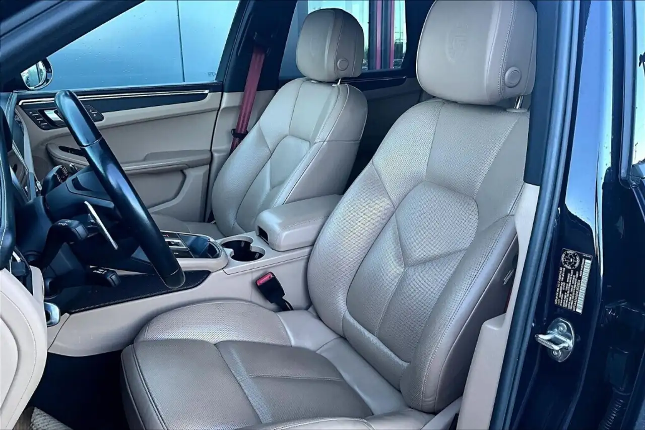 Porsche Macan photo Porsche Macan