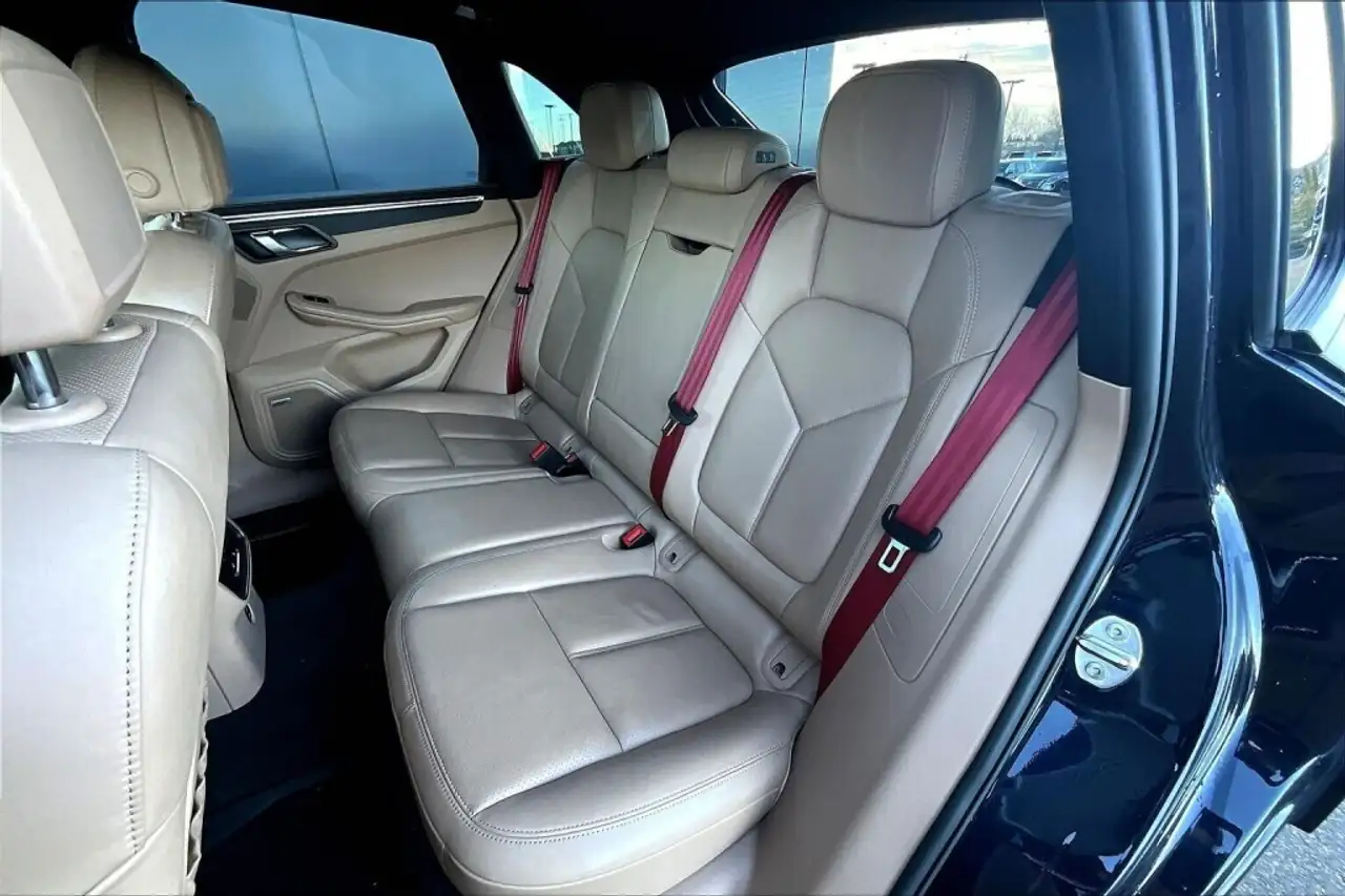 Porsche Macan photo Porsche Macan