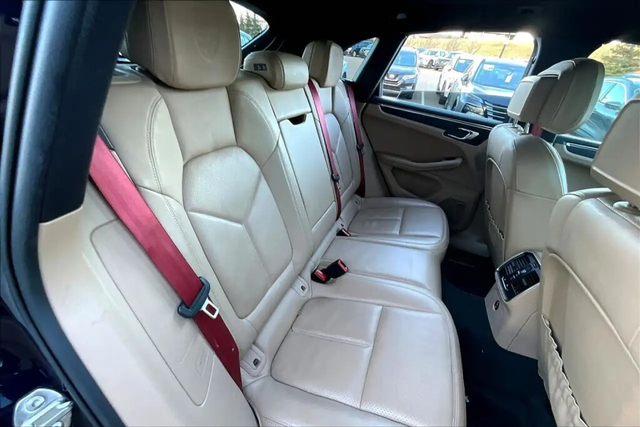 Porsche Macan photo Porsche Macan