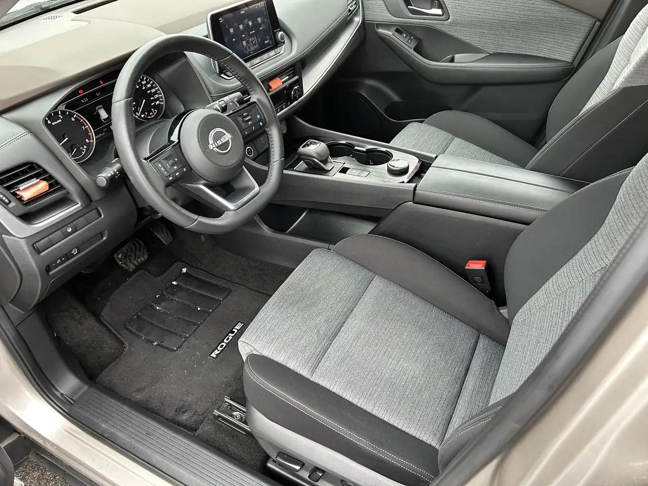 Nissan Rogue снимка Nissan Rogue