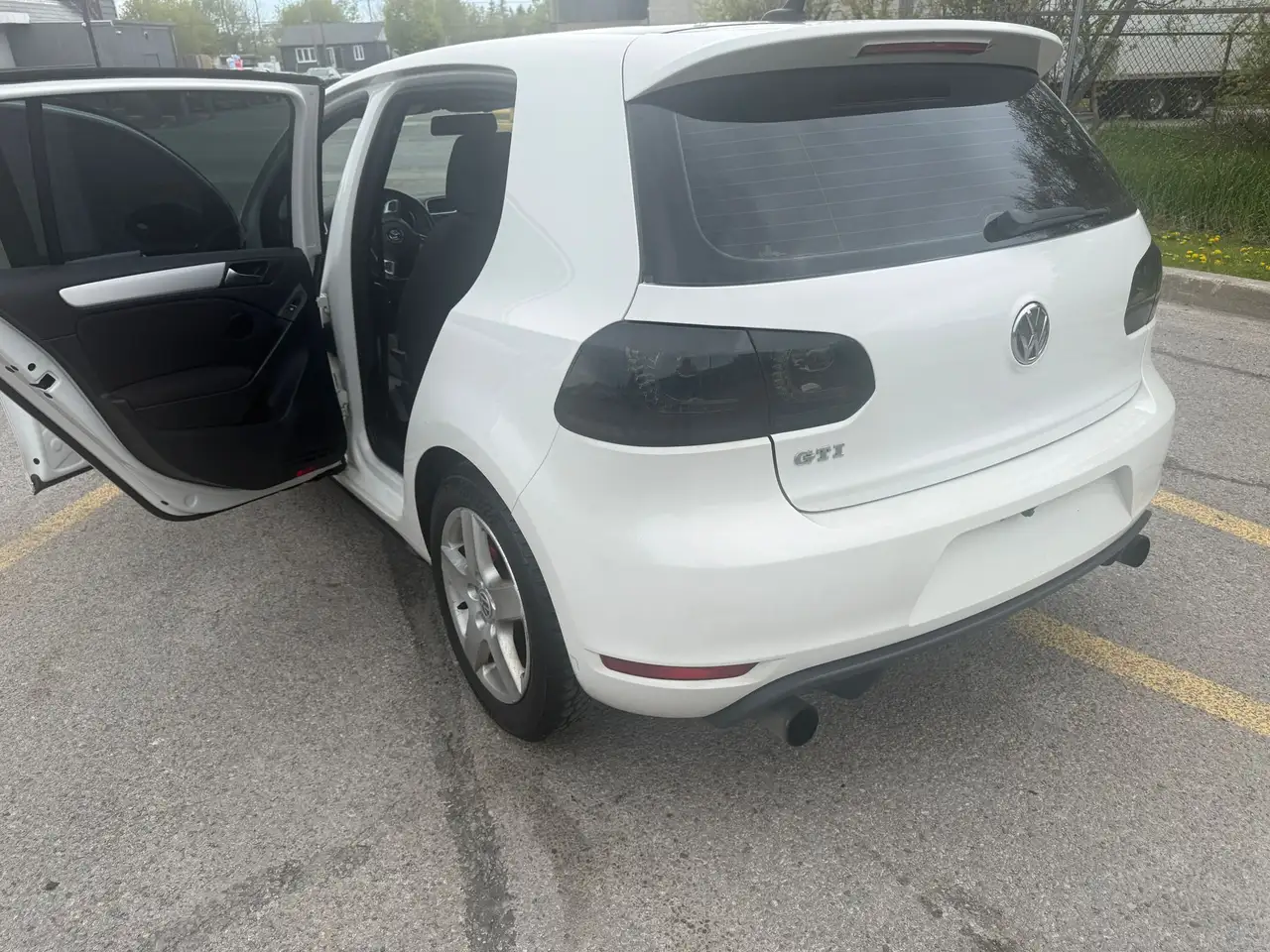 Volkswagen Golf GTI снимка Volkswagen Golf GTI