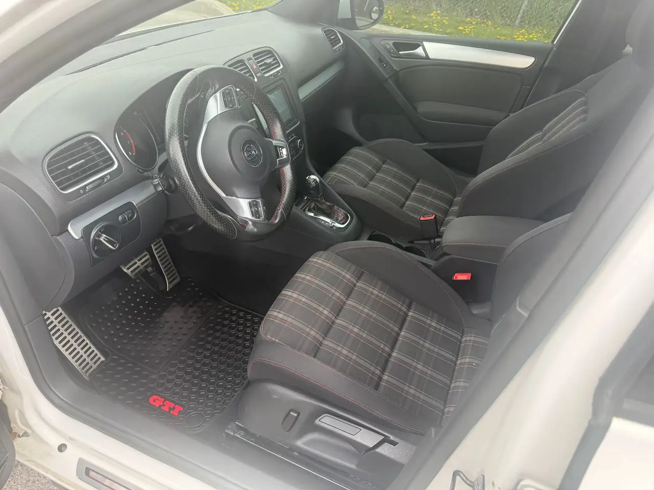 Volkswagen Golf GTI снимка Volkswagen Golf GTI