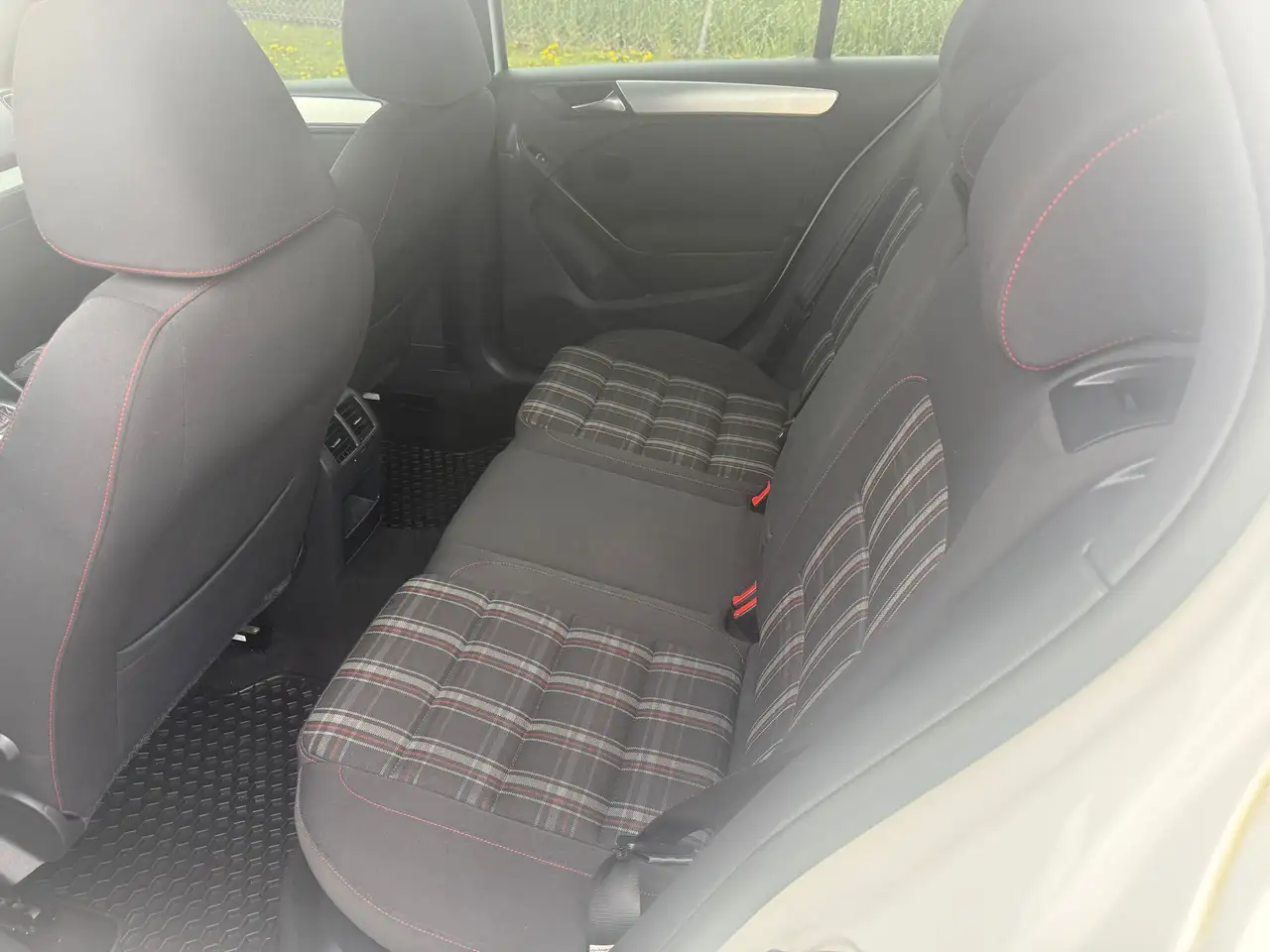 Volkswagen Golf GTI снимка Volkswagen Golf GTI