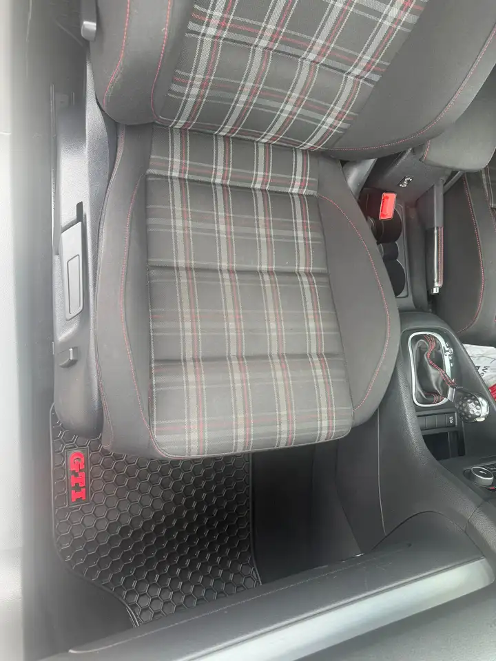Volkswagen Golf GTI снимка Volkswagen Golf GTI