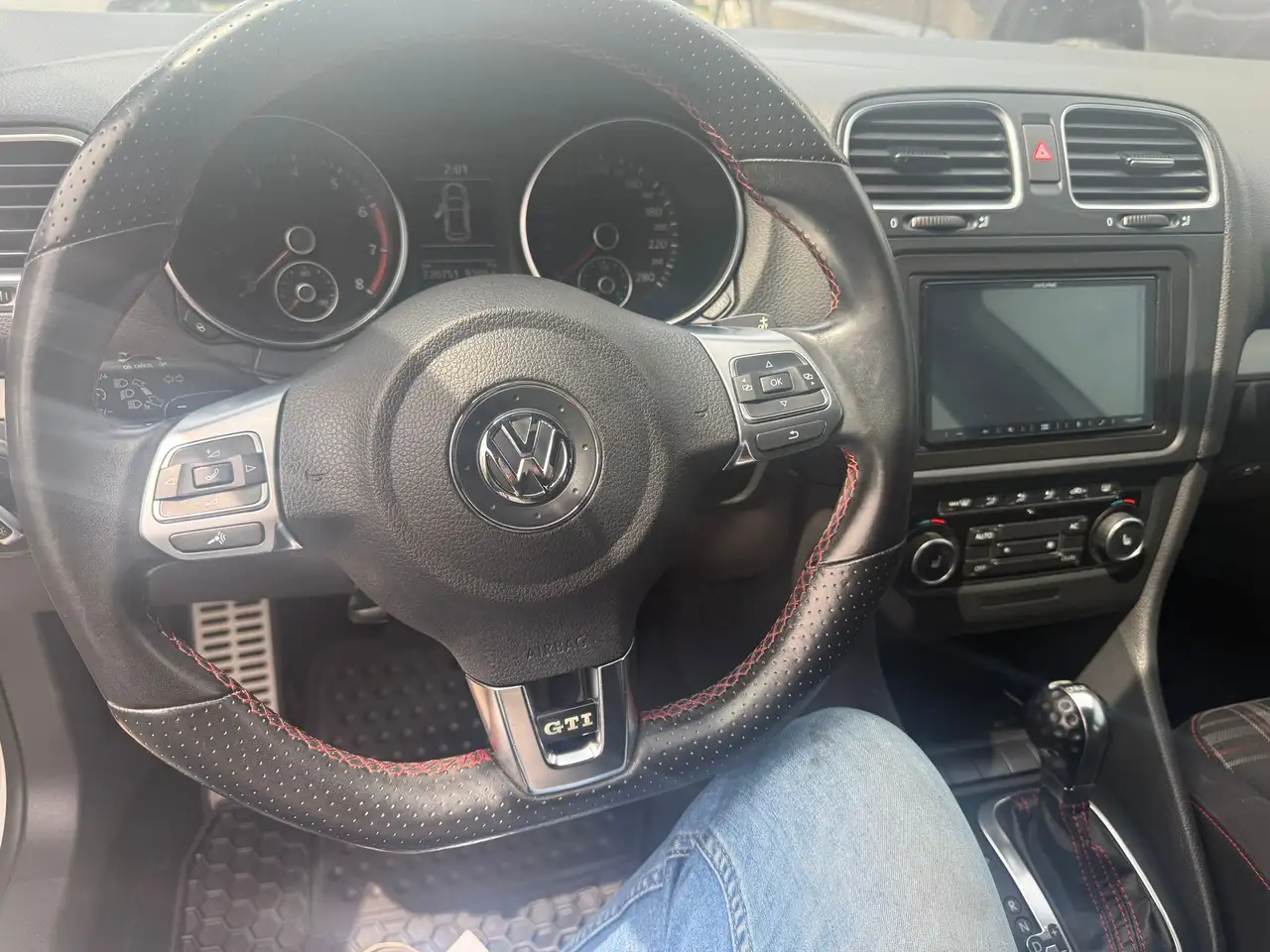 Volkswagen Golf GTI снимка Volkswagen Golf GTI