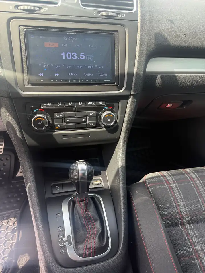 Volkswagen Golf GTI снимка Volkswagen Golf GTI