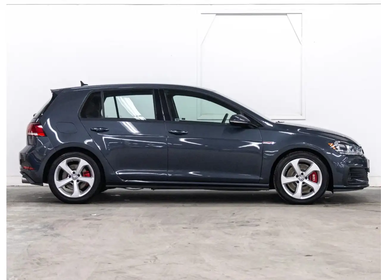 Volkswagen Golf GTI снимка Volkswagen Golf GTI
