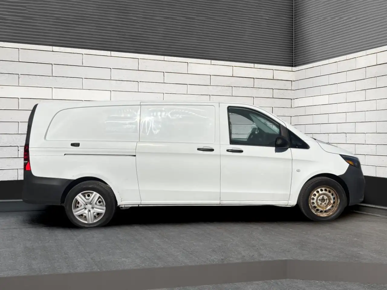 Mercedes-Benz Metris Passenger Van снимка Mercedes-Benz Metris Passenger Van