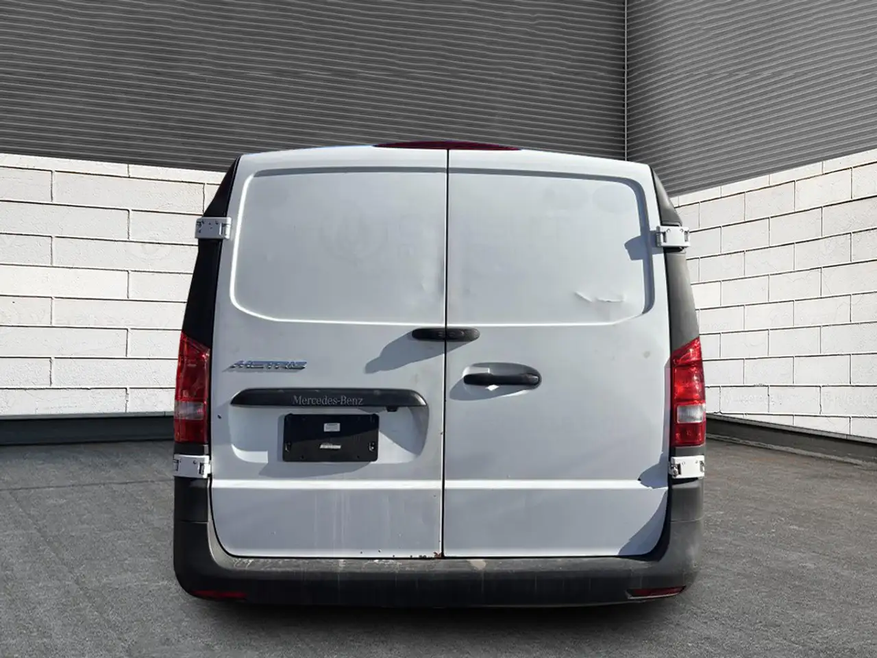 Mercedes-Benz Metris Passenger Van снимка Mercedes-Benz Metris Passenger Van