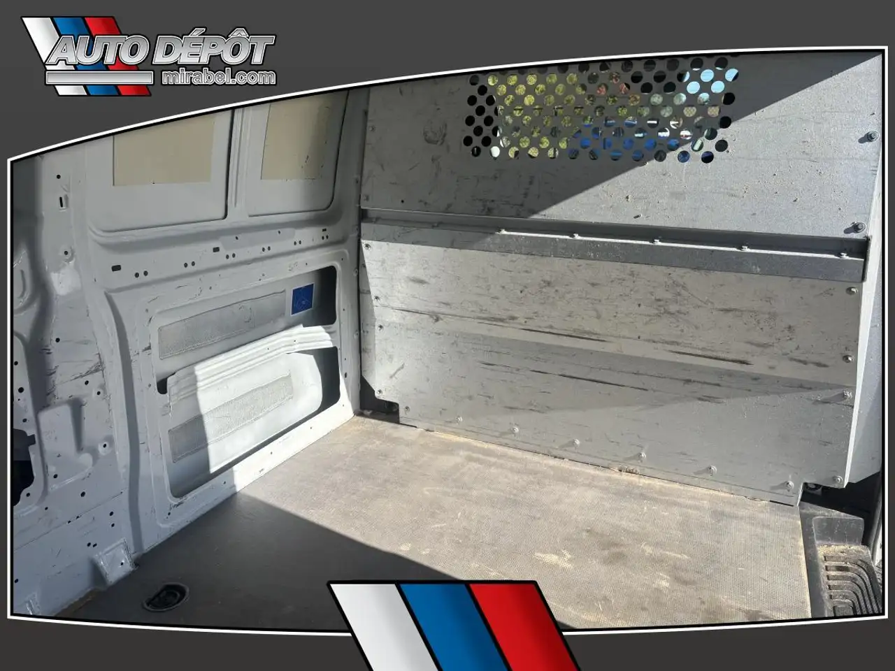 Mercedes-Benz Metris Passenger Van снимка Mercedes-Benz Metris Passenger Van