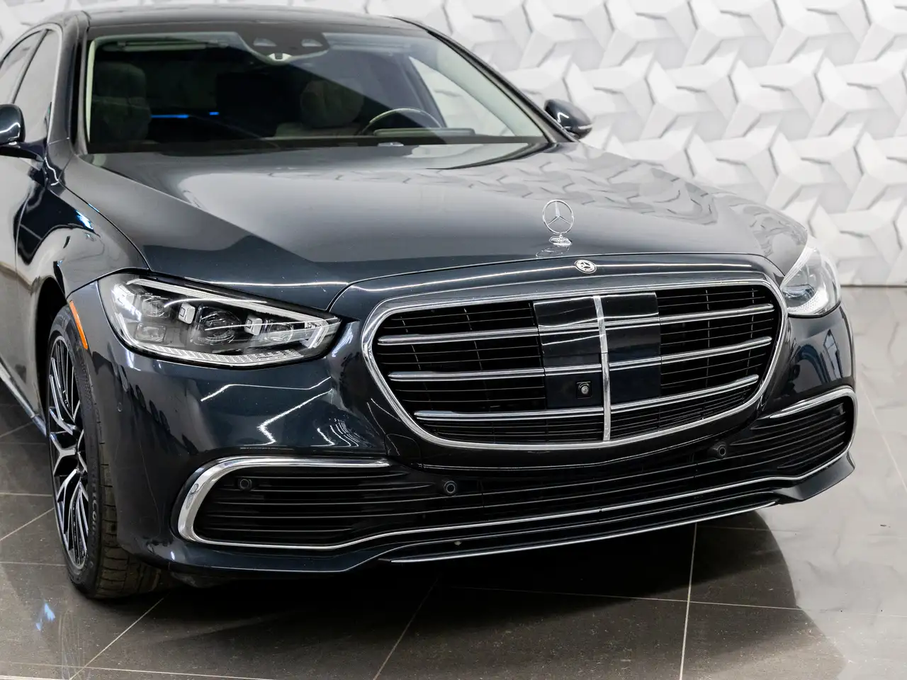 Mercedes-Benz S-Class снимка Mercedes-Benz S-Class