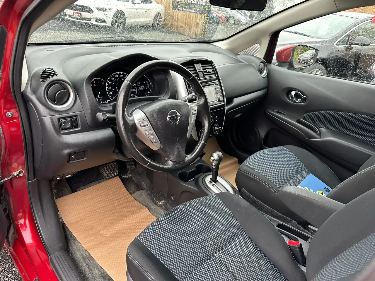 Nissan Versa снимка Nissan Versa
