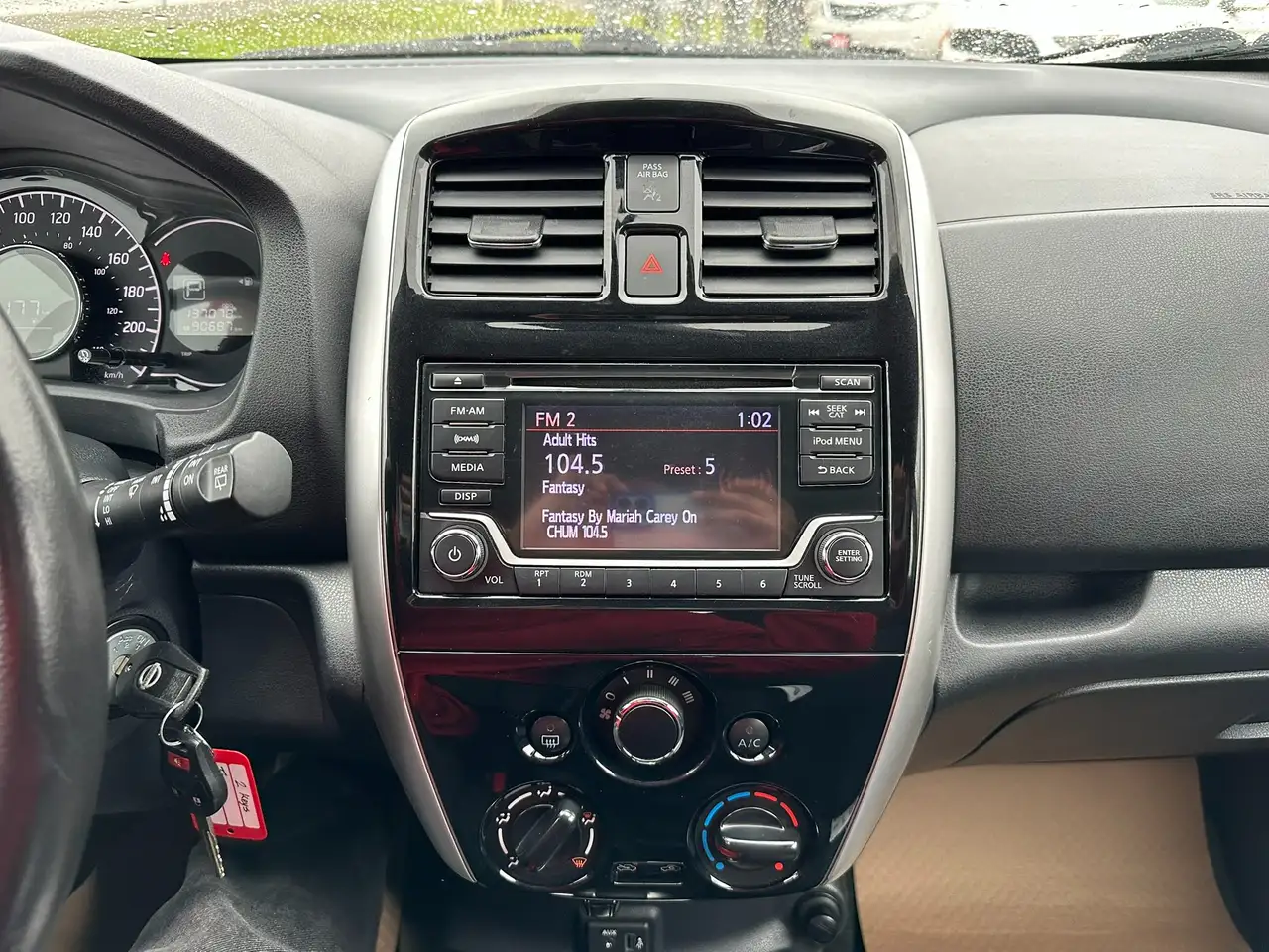 Nissan Versa снимка Nissan Versa
