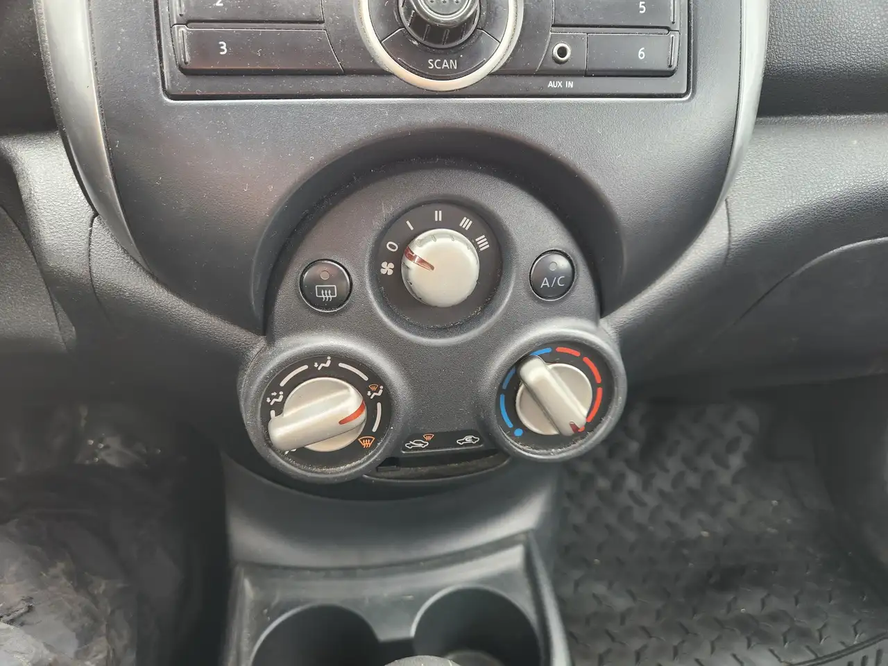 Nissan Versa photo Nissan Versa