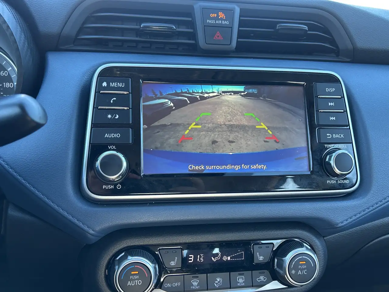 Nissan Versa снимка Nissan Versa