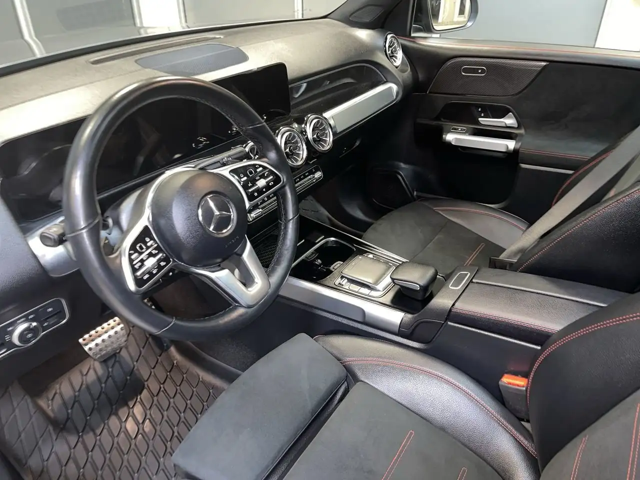 Mercedes-Benz GLB снимка Mercedes-Benz GLB
