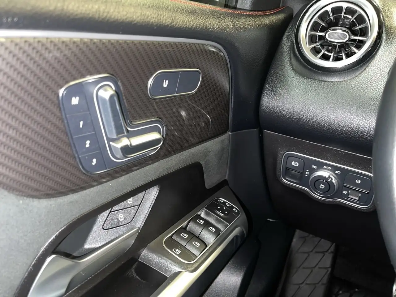 Mercedes-Benz GLB снимка Mercedes-Benz GLB