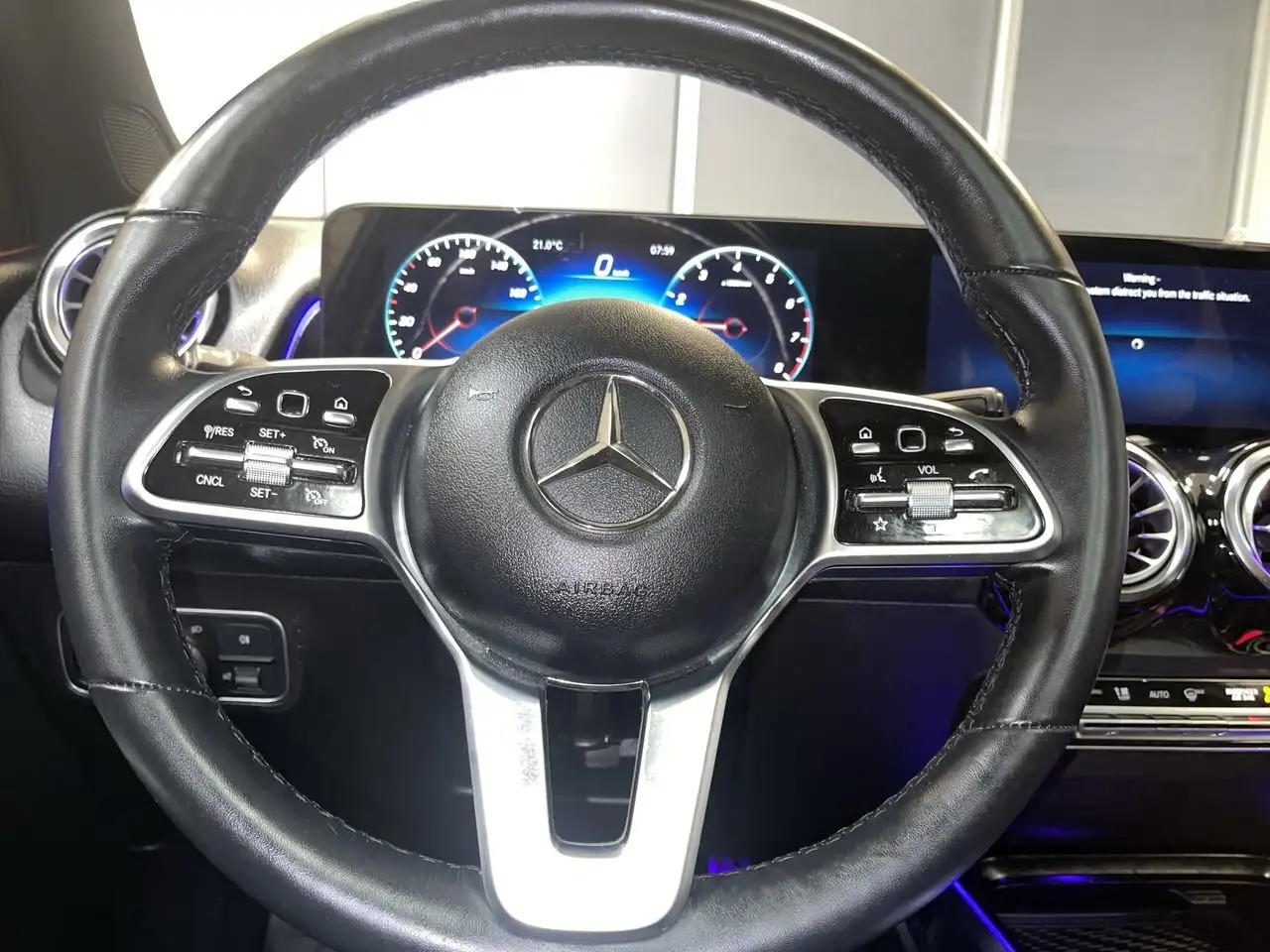 Mercedes-Benz GLB снимка Mercedes-Benz GLB