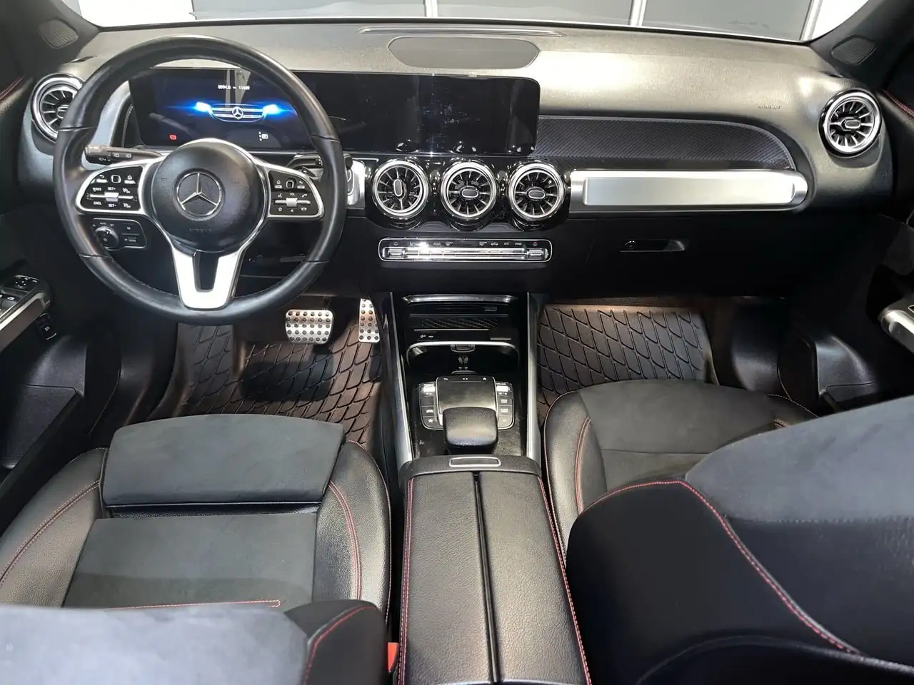 Mercedes-Benz GLB снимка Mercedes-Benz GLB
