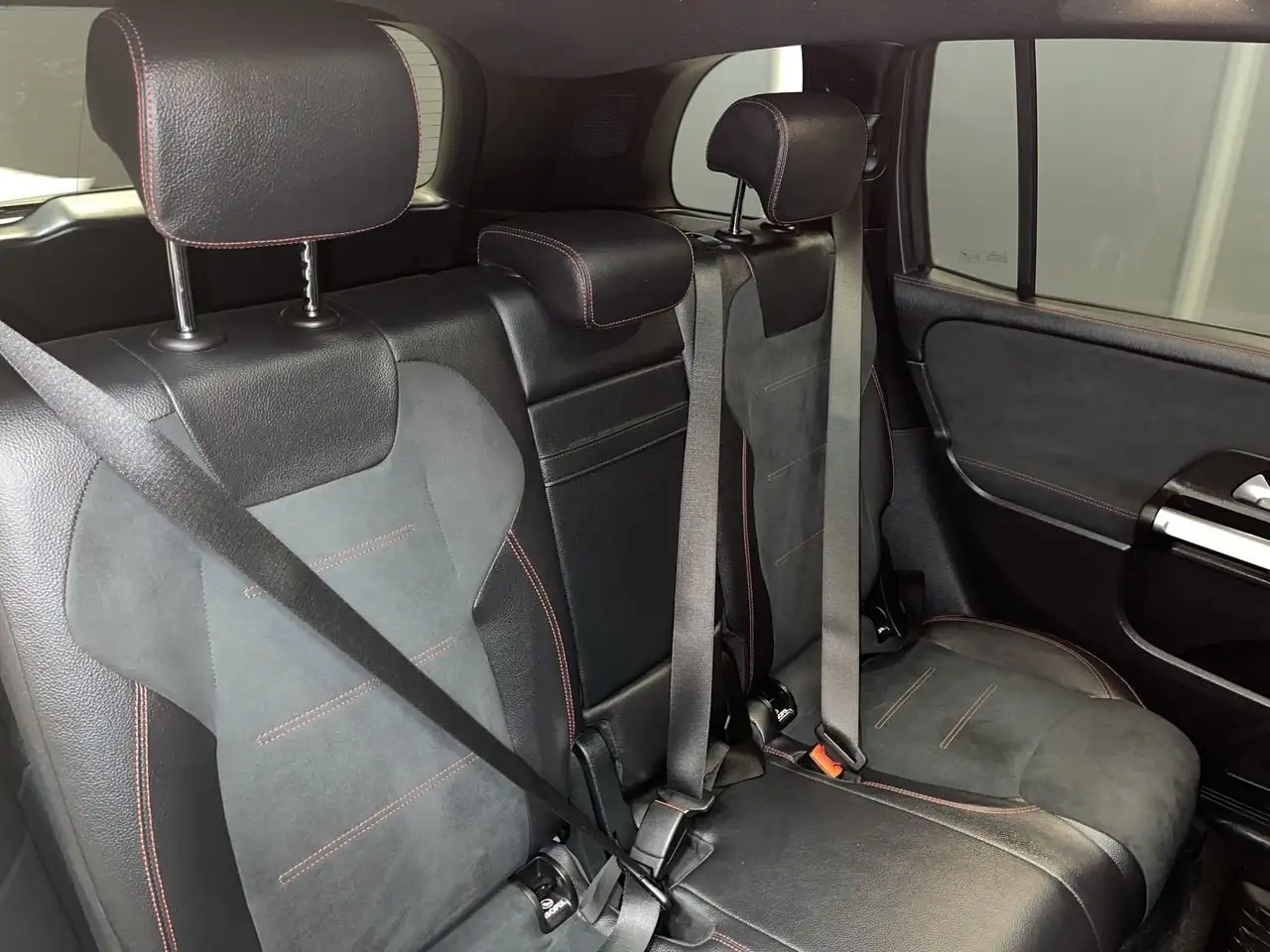 Mercedes-Benz GLB снимка Mercedes-Benz GLB
