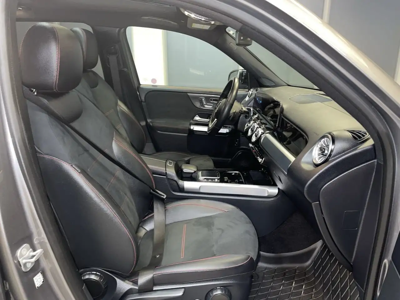 Mercedes-Benz GLB снимка Mercedes-Benz GLB