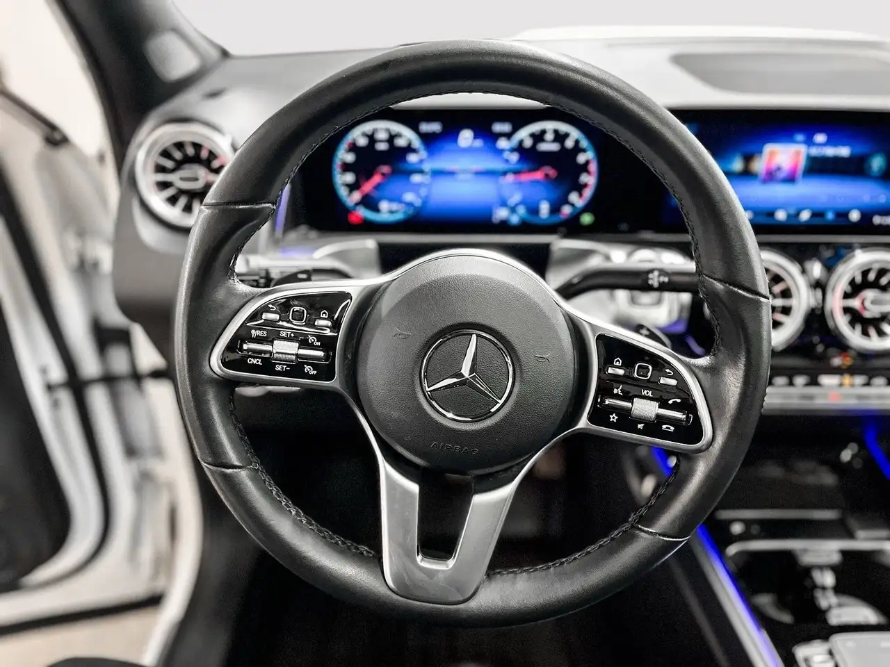 Mercedes-Benz GLB снимка Mercedes-Benz GLB