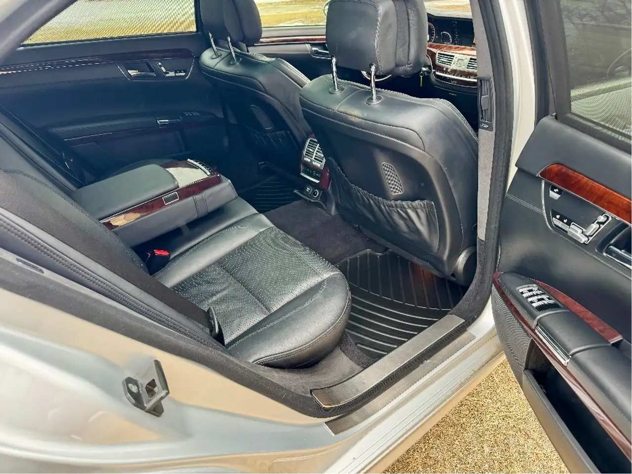 Mercedes-Benz S-Class снимка Mercedes-Benz S-Class
