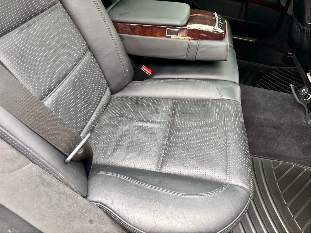 Mercedes-Benz S-Class снимка Mercedes-Benz S-Class