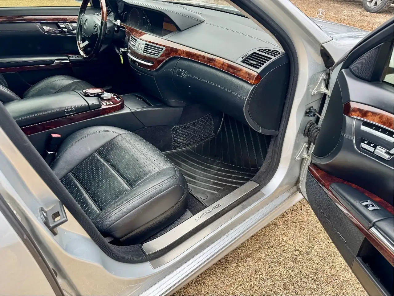 Mercedes-Benz S-Class снимка Mercedes-Benz S-Class
