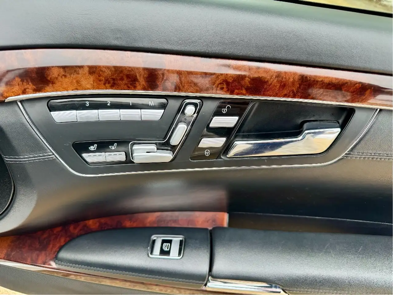 Mercedes-Benz S-Class снимка Mercedes-Benz S-Class