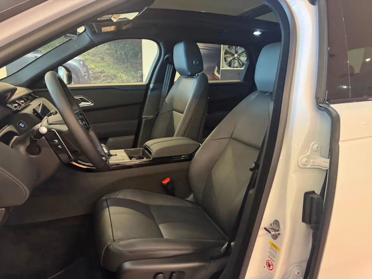Land Rover Range Rover Velar photo Land Rover Range Rover Velar