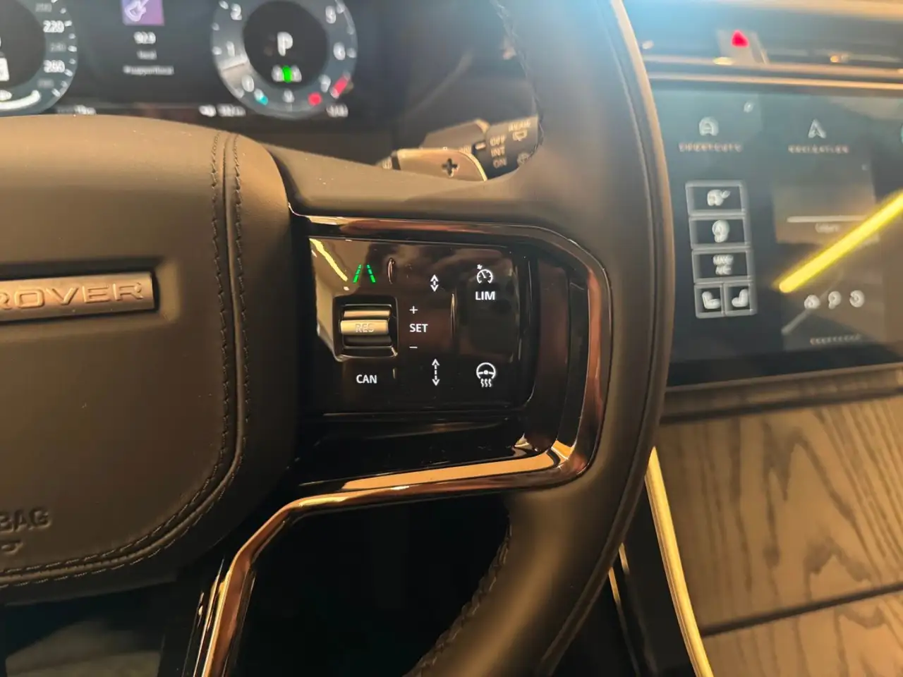 Land Rover Range Rover Velar photo Land Rover Range Rover Velar