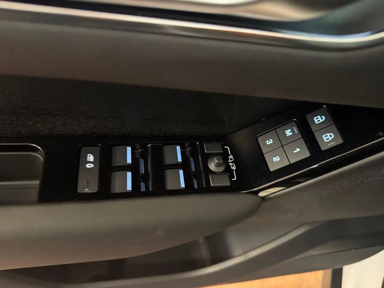 Land Rover Range Rover Velar photo Land Rover Range Rover Velar