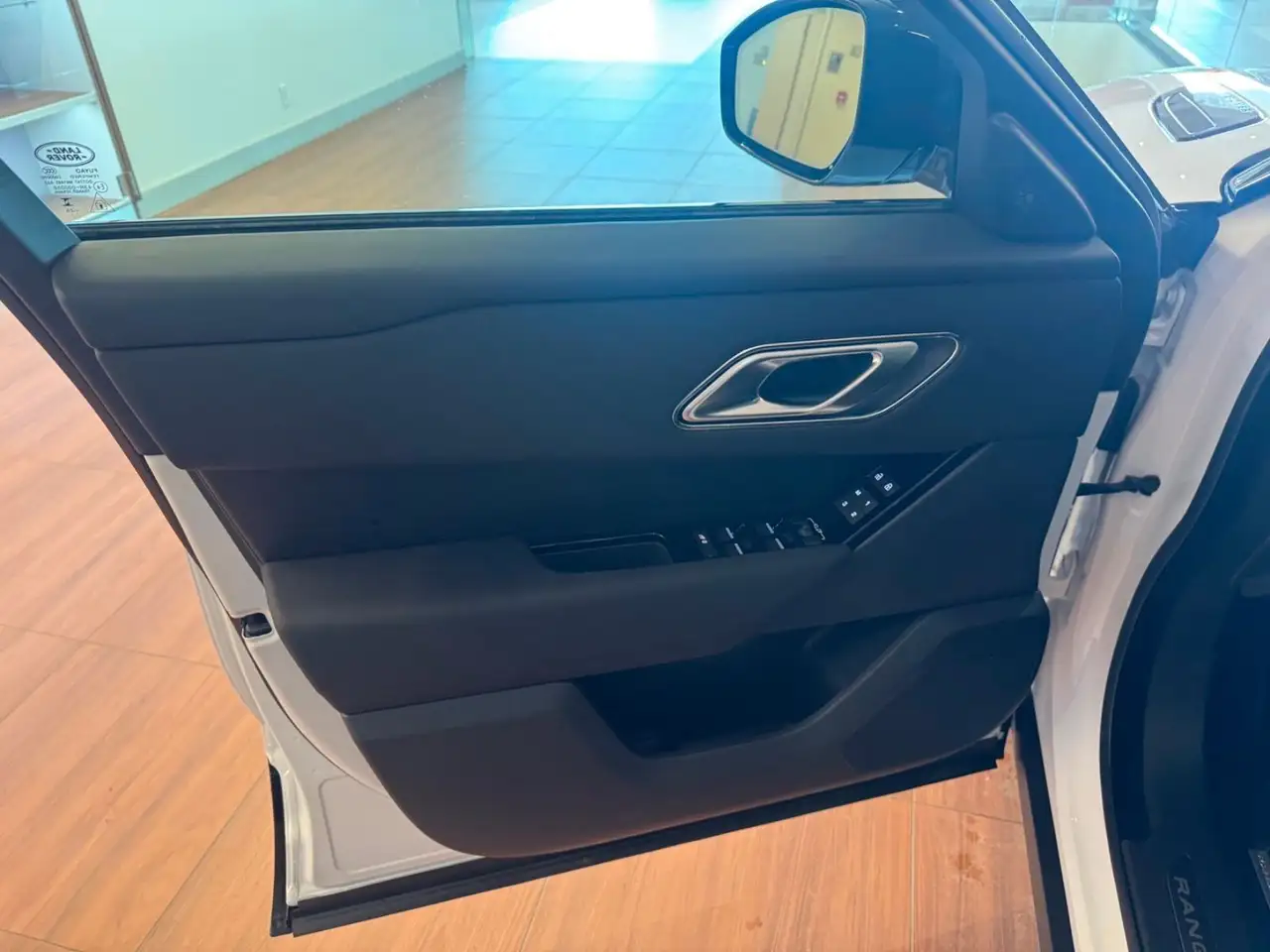 Land Rover Range Rover Velar photo Land Rover Range Rover Velar
