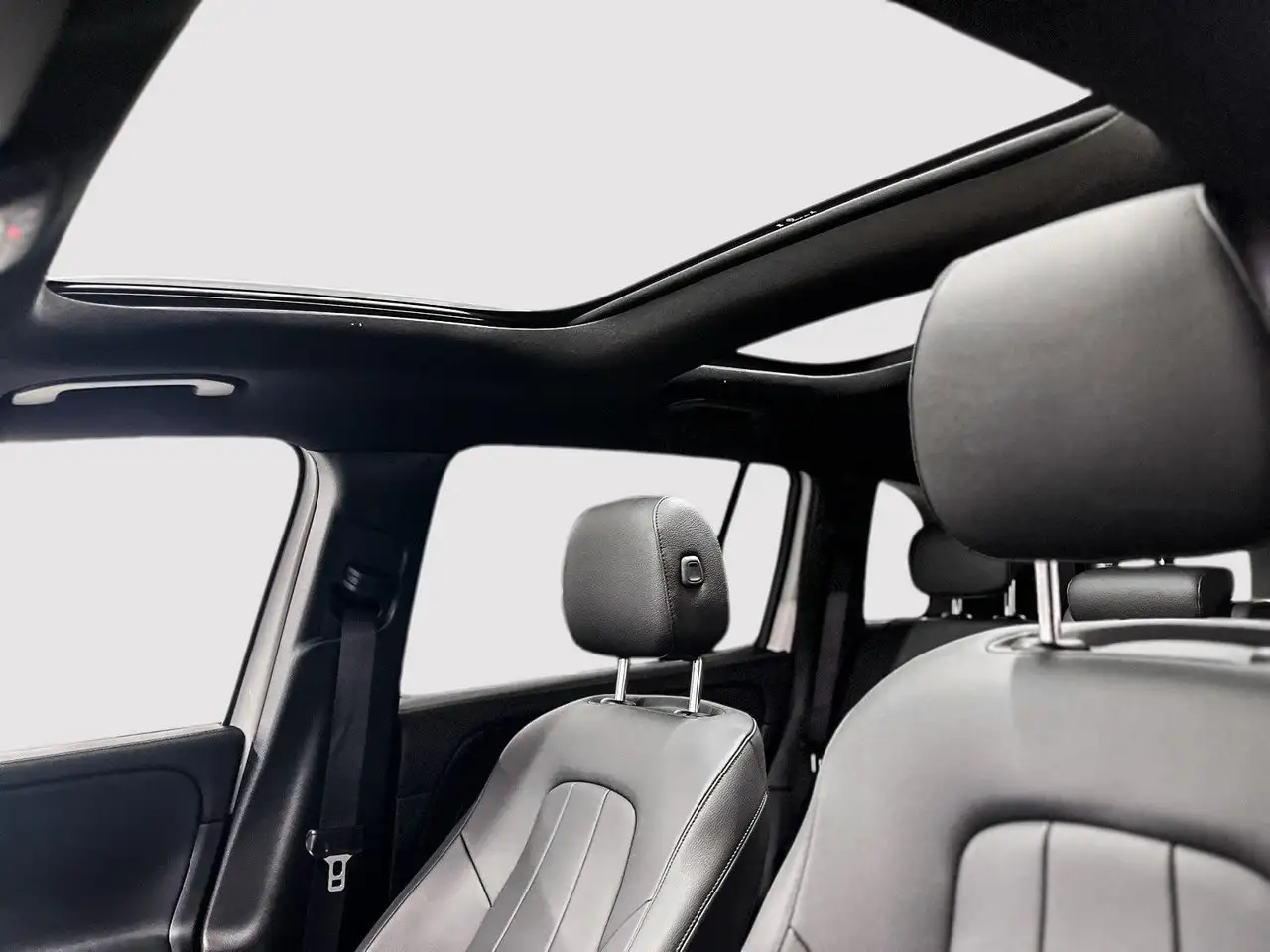 Mercedes-Benz GLB снимка Mercedes-Benz GLB