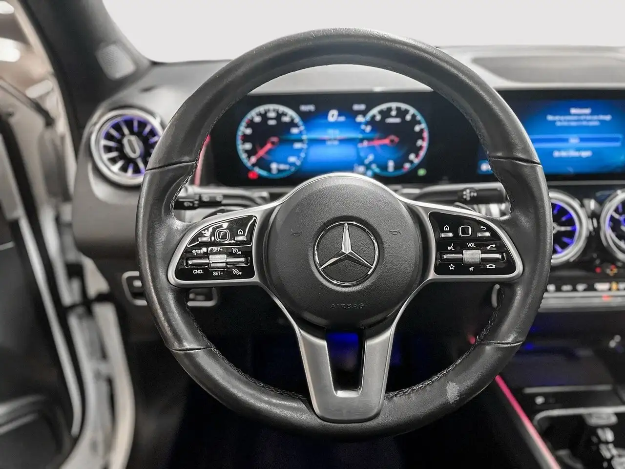Mercedes-Benz GLB снимка Mercedes-Benz GLB