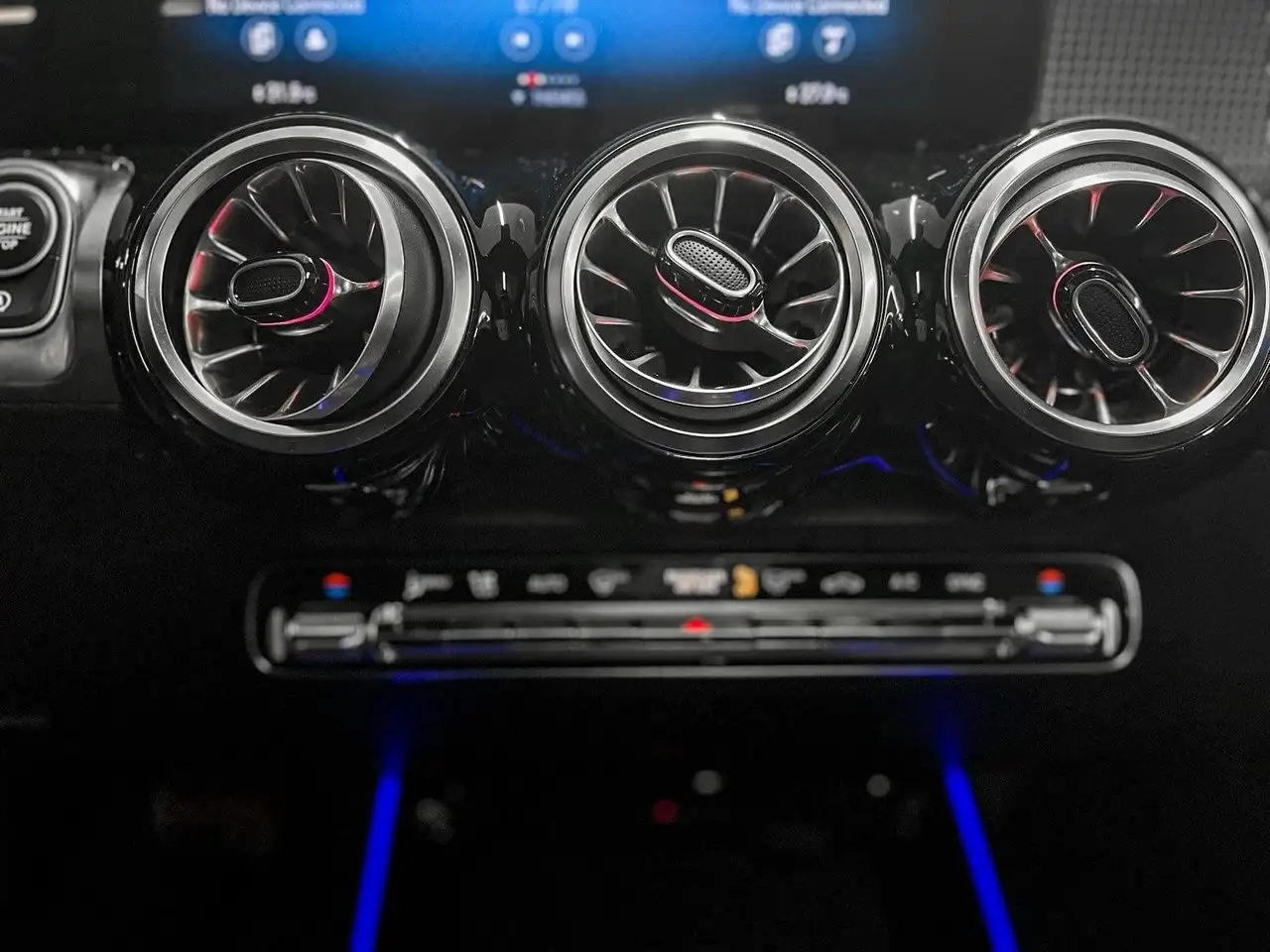 Mercedes-Benz GLB снимка Mercedes-Benz GLB