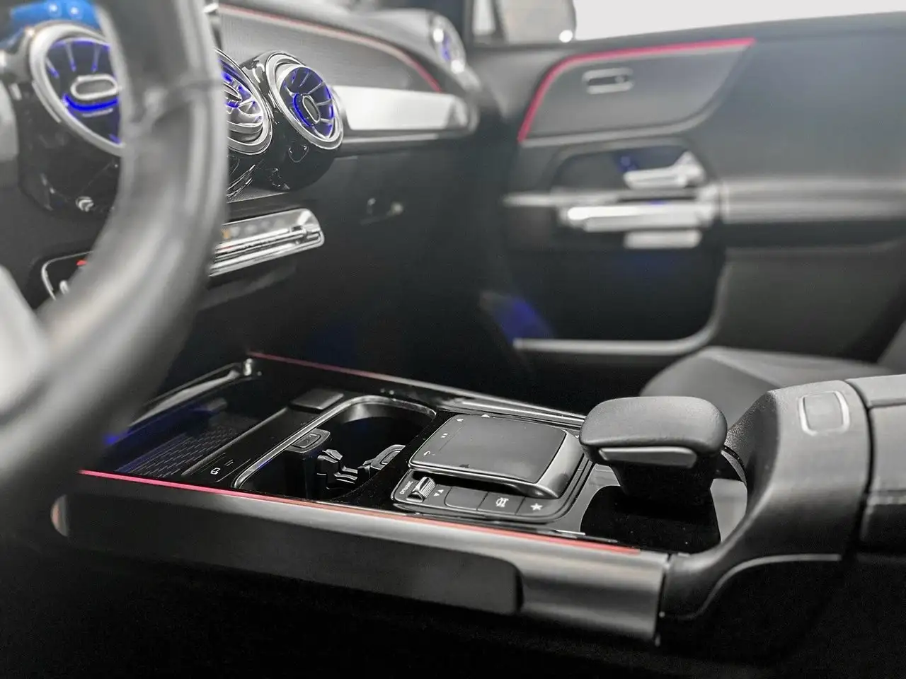Mercedes-Benz GLB снимка Mercedes-Benz GLB