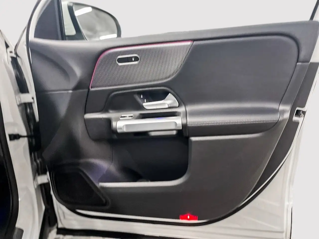 Mercedes-Benz GLB снимка Mercedes-Benz GLB